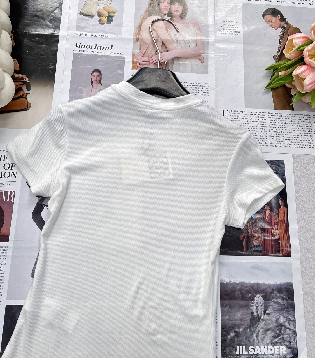 🆕LOEWE新款百分百回购弹力螺纹收腰弹力正肩短袖T恤，版型绝到爆！显瘦纸片人T恤给我冲！版型绝了修身剪