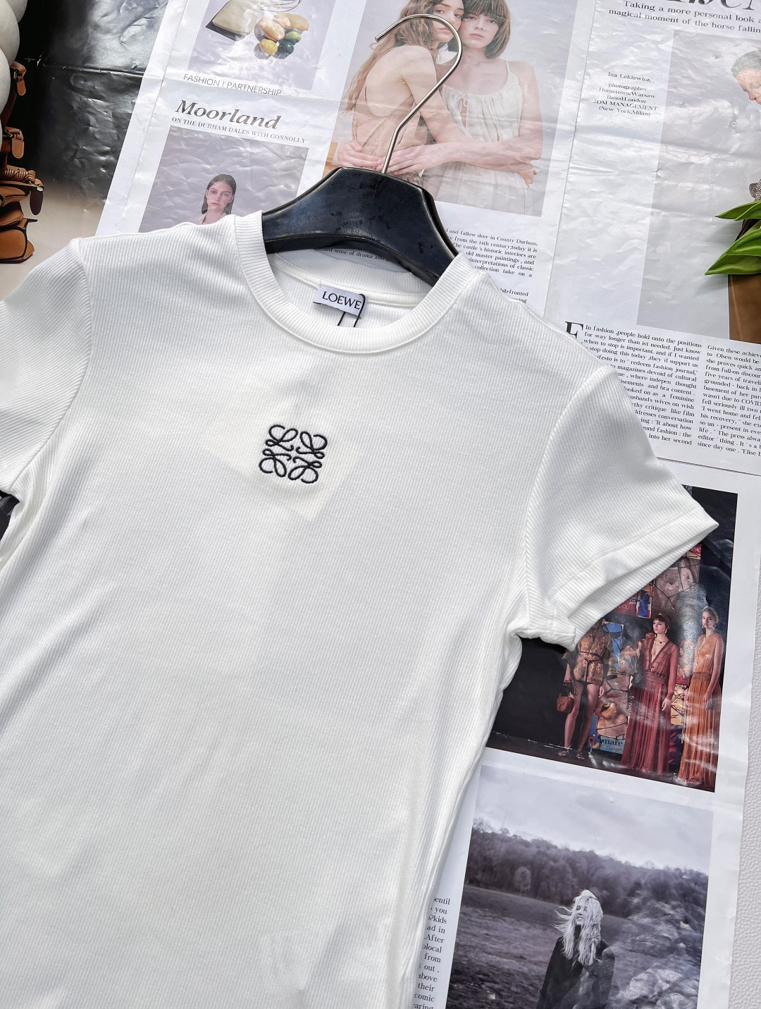 🆕LOEWE新款百分百回购弹力螺纹收腰弹力正肩短袖T恤，版型绝到爆！显瘦纸片人T恤给我冲！版型绝了修身剪