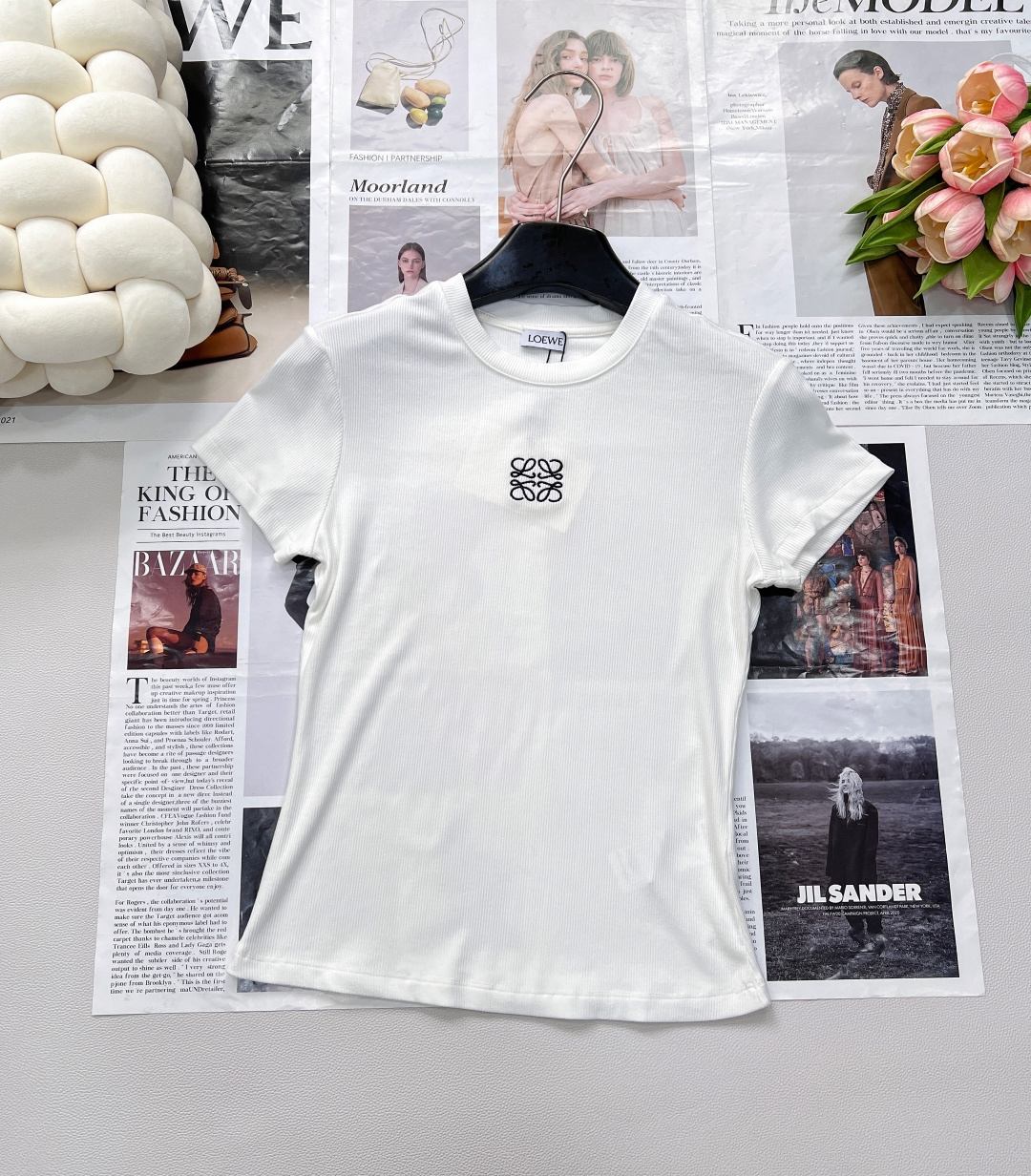 NO:423612,LOEWE's new 100% repurchase elastic thread waist-retracting elastic front shoulder short-sleeved T-shirt, with a great style!  Slimming paper man T-shirt for me!  The style is slim-fitting, tailoring and splicing lines perfectly show the figure. The fabric is made of modal bottom ribbed and is soft, the upper body is cool and breathable, and it is suitable for daily wear. Everyone has one!  Give you and me a chance to experience the fabric and style!  I will really fall in love with you!  Two colors, three standards, large-scale products, size sml code, loewe, T-shirt,tees, t-shirt,alexander wang19860909LOEWE新款百分百回购弹力螺纹收腰弹力正肩短袖T恤,版型绝到爆！显瘦纸片人T恤给我冲！版型绝了修身剪裁拼接线条完美展现身材,面料采用莫代尔肌底罗纹贴身又柔软,上身凉感透气,运动日常穿着都可,时髦精们人手一件！给你我一次机会,感受这个面料和版型！真的一定一定会爱上！两色 三标齐全,大货出 尺码sml 编码,,loewe,T-shirt,tees，t-shirt,alexander wang,Women's clothing