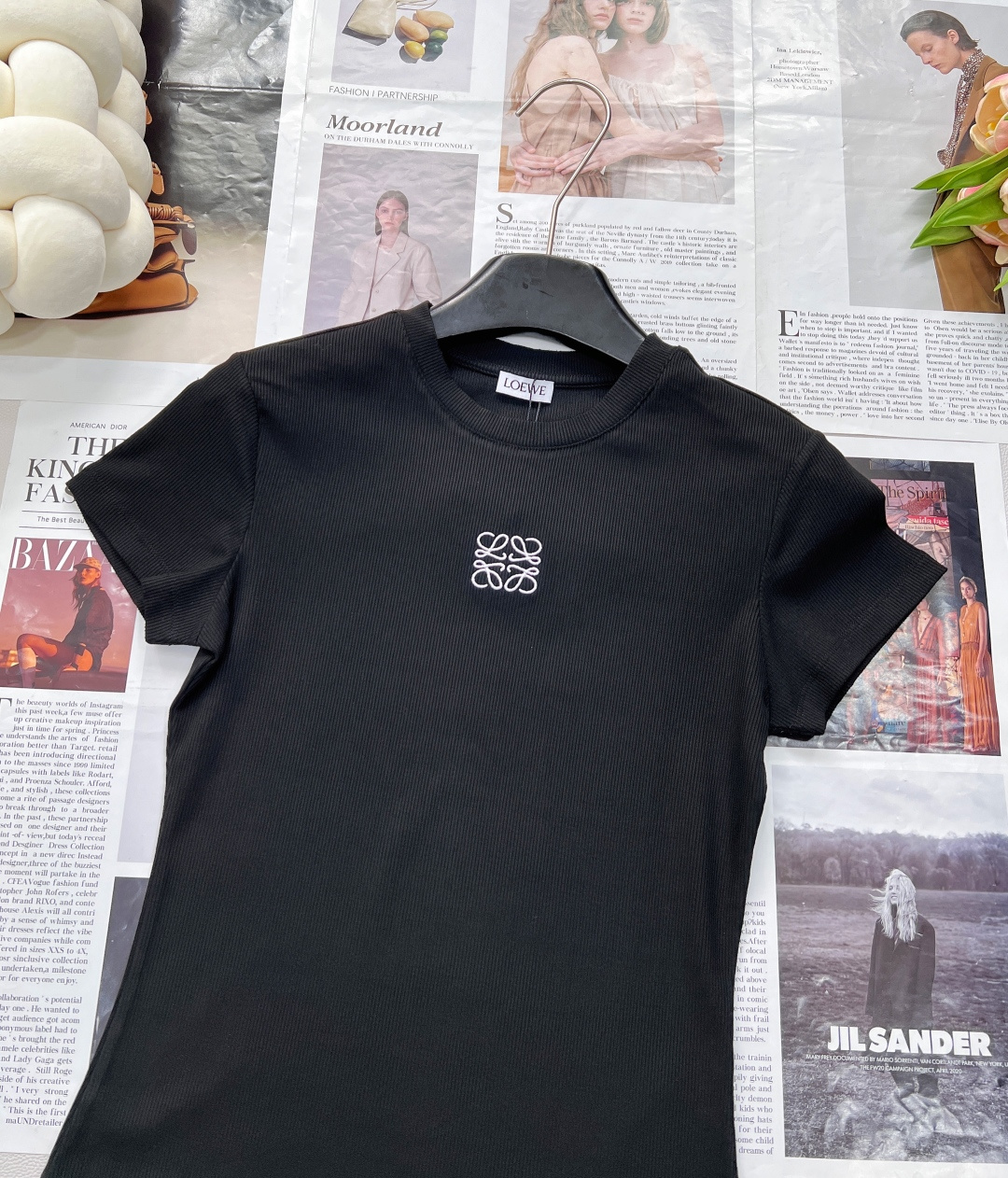 🆕LOEWE新款百分百回购弹力螺纹收腰弹力正肩短袖T恤，版型绝到爆！显瘦纸片人T恤给我冲！版型绝了修身剪