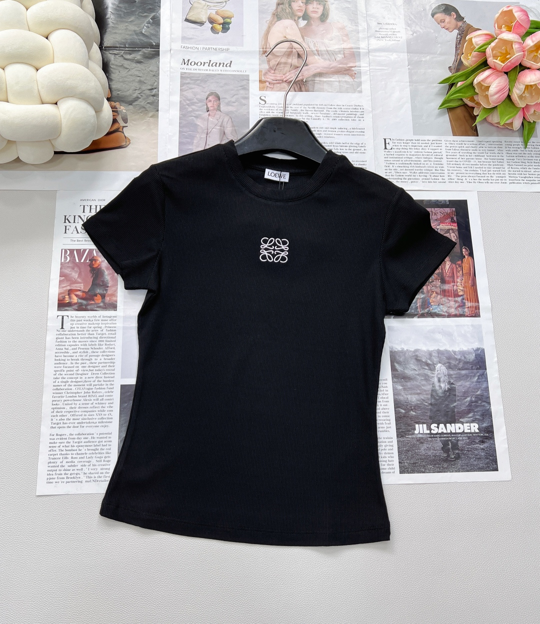 NO:423624,LOEWE's new 100% repurchase elastic thread waist-retracting elastic front shoulder short-sleeved T-shirt, with a great style!  Slimming paper man T-shirt for me!  The style is slim-fitting, tailoring and splicing lines perfectly show the figure. The fabric is made of modal bottom ribbed and is soft, the upper body is cool and breathable, and it is suitable for daily wear. Everyone has one!  Give you and me a chance to experience the fabric and style!  I will really fall in love with you!  Two colors, three standards, large-scale products, size sml code, loewe, T-shirt,tees, t-shirt,alexander wang19860909LOEWE新款百分百回购弹力螺纹收腰弹力正肩短袖T恤,版型绝到爆！显瘦纸片人T恤给我冲！版型绝了修身剪裁拼接线条完美展现身材,面料采用莫代尔肌底罗纹贴身又柔软,上身凉感透气,运动日常穿着都可,时髦精们人手一件！给你我一次机会,感受这个面料和版型！真的一定一定会爱上！两色 三标齐全,大货出 尺码sml 编码,,loewe,T-shirt,tees，t-shirt,alexander wang,Women's clothing