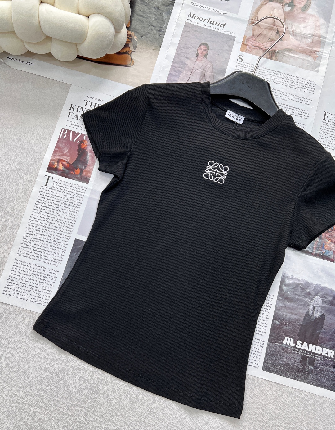 🆕LOEWE新款百分百回购弹力螺纹收腰弹力正肩短袖T恤，版型绝到爆！显瘦纸片人T恤给我冲！版型绝了修身剪