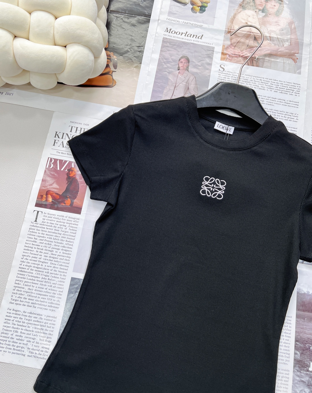 🆕LOEWE新款百分百回购弹力螺纹收腰弹力正肩短袖T恤，版型绝到爆！显瘦纸片人T恤给我冲！版型绝了修身剪