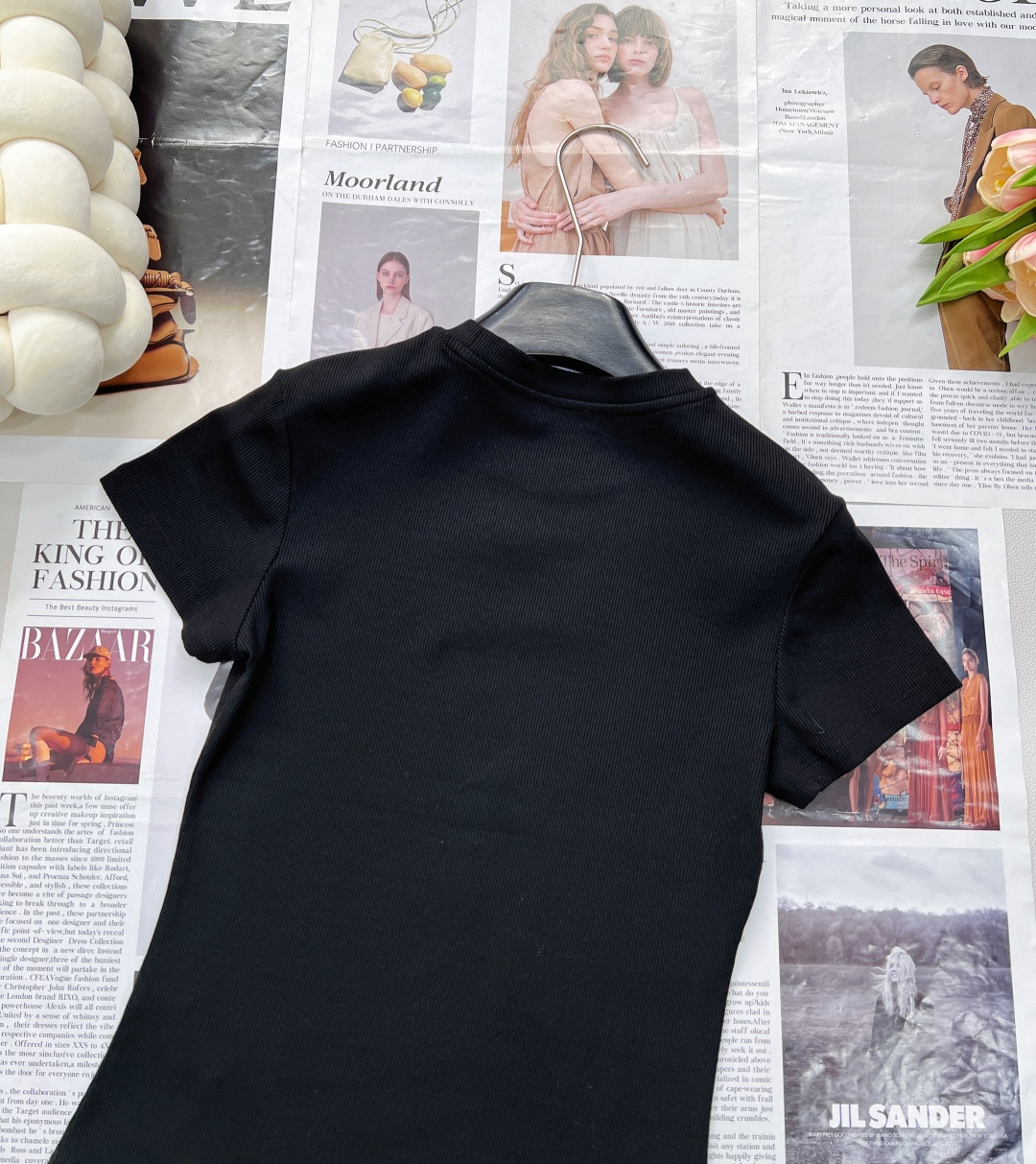 🆕LOEWE新款百分百回购弹力螺纹收腰弹力正肩短袖T恤，版型绝到爆！显瘦纸片人T恤给我冲！版型绝了修身剪