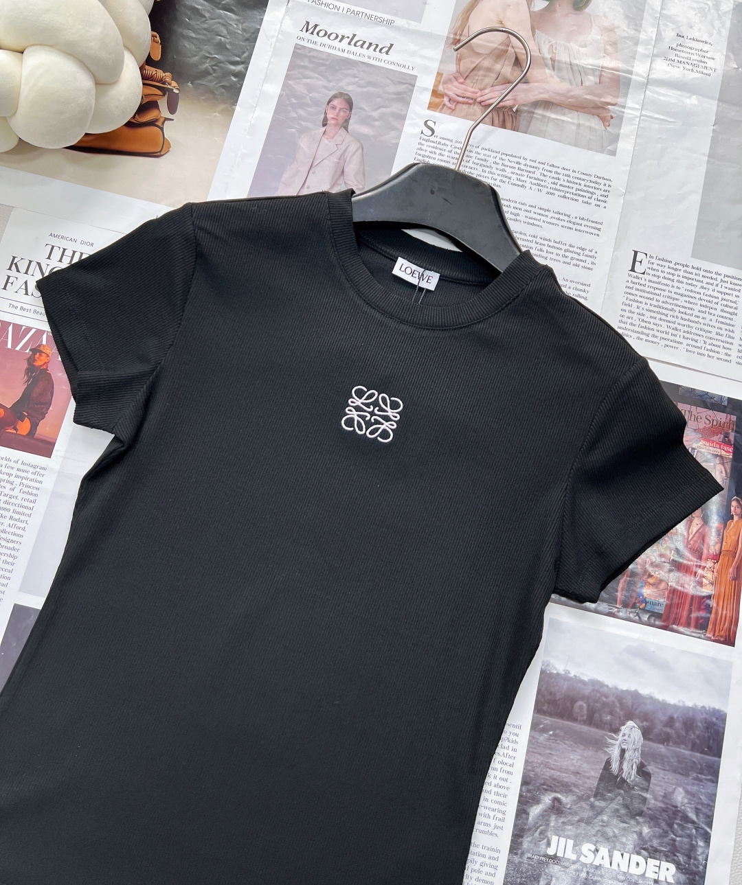 🆕LOEWE新款百分百回购弹力螺纹收腰弹力正肩短袖T恤，版型绝到爆！显瘦纸片人T恤给我冲！版型绝了修身剪