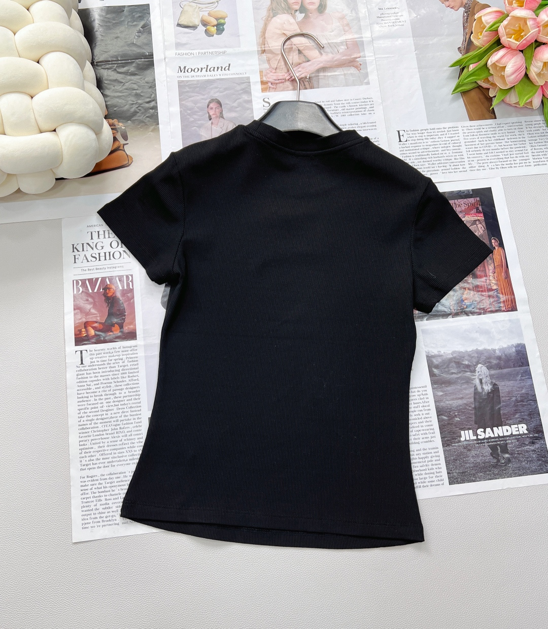 🆕LOEWE新款百分百回购弹力螺纹收腰弹力正肩短袖T恤，版型绝到爆！显瘦纸片人T恤给我冲！版型绝了修身剪