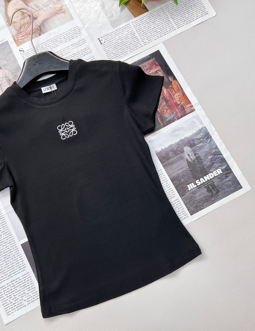 🆕LOEWE新款百分百回购弹力螺纹收腰弹力正肩短袖T恤，版型绝到爆！显瘦纸片人T恤给我冲！版型绝了修身剪