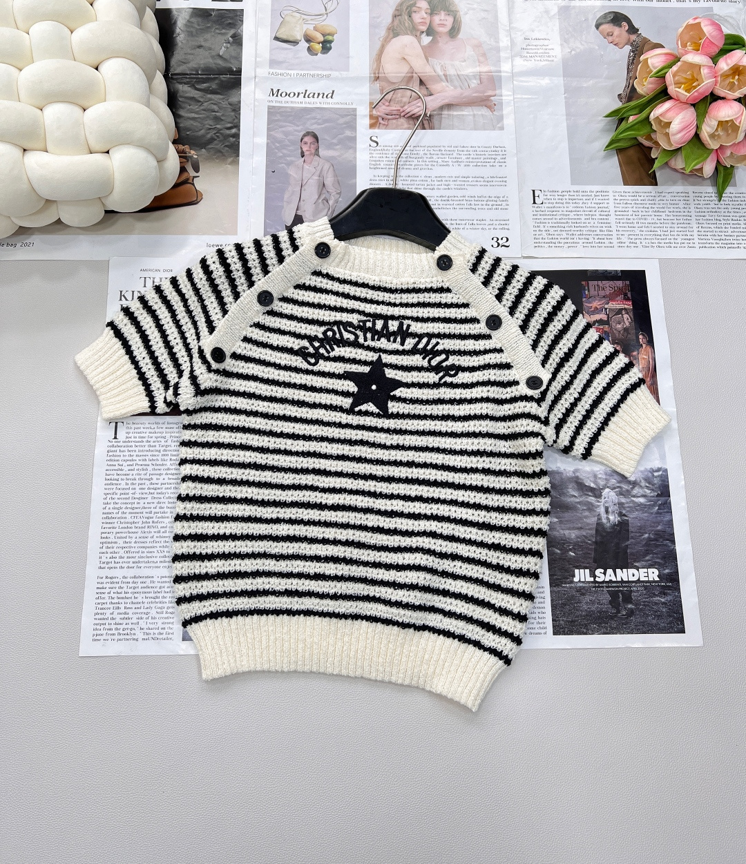 NO:423544,DIOR25SS new towel embroidery design short sleeves, elastic style makes it look slim!  This sweater is made of contrasting stripes on the surface and black. The contrasting stripe embroidery pattern looks very textured and makes people fall in love with it at a glance!  With the embellishment of brand logo embroidery, it is full of details and full of high-end feel!  The elastic style design can easily create a good figure whether it is paired with jeans or skirts!  Moreover, the striped design of this wool sweater also has the effect of elongating the body. The wool sweater also has a faint navy style, complete with three standards!  Large-scale size sml code, dior, skirts, jeans, T-shirt, alexander wang19860909DIOR25SS新款毛巾绣设计短袖,弹力版型超显瘦！这款针织衫采用了米白色和黑色撞色条纹制作,撞色条纹刺绣图案看起来非常有质感,让人一眼就爱上！再加上品牌标识刺绣的点缀,简直是细节满满,高级感爆棚！ 弹力版型设计,不管是搭配牛仔裤还是半身裙,都能轻松穿出好身材！而且这款羊毛衫的条纹设计还有拉长身形的效果 羊毛衫还有一股淡淡的海军风情,三标齐全！大货出 尺码sml 编码,,dior,skirts,jeans,T-shirt,alexander wang,Women's clothing