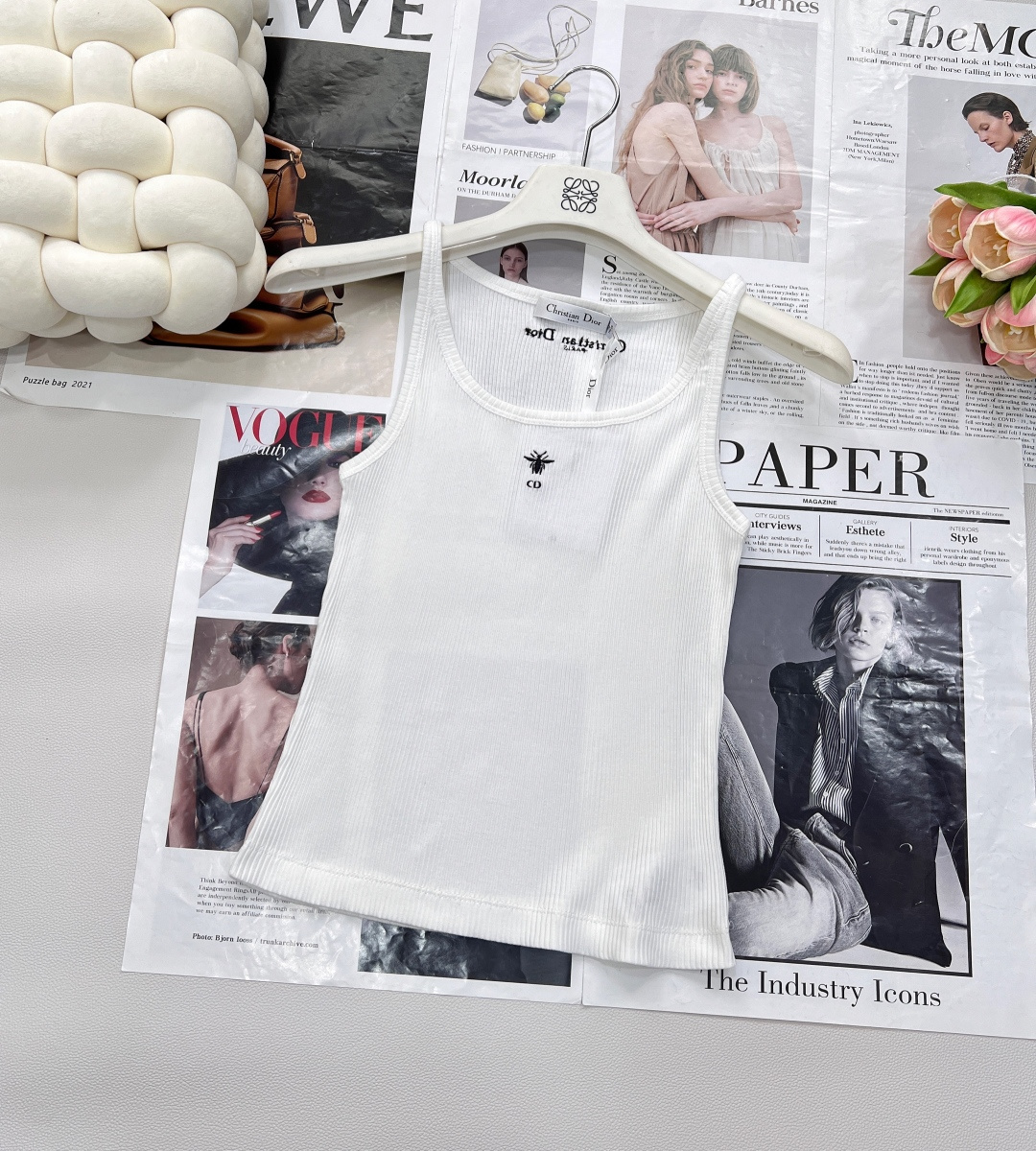 NO:425153,Dior's new Dior vest! Love it so much! Thai pants are spicy! Recommended! Bee & vest on the front | Giant Giant Slimming! Use imported threaded cotton texture, more shining, not soft and cheap cotton, better breathability, and higher softness. The chest is decorated with bee embroidery, the back is embroidered with logo letter logo, the inner layer is base and outer layer is worn. It is an indispensable matching item, versatile and out of time, very practical and large-scale products. Size sml code,,dior,dior,alexander wang19860909Dior新款迪奥小背心!爱惨了!泰裤辣!重磅推荐!正面蜜蜂&背心|巨巨巨巨 显瘦!采用进口螺纹棉质地,更有胫骨,不是软趴趴的廉价感的棉质,透气性更好,柔软度也是更高,胸前饰以小蜜蜂刺绣,背面点缀logo字母标志,内搭打底还外穿都可以,必不可少的搭配单品,百搭不过时,很实用大货以出 尺码sml 编码,,dior,dior,alexander wang,Women's clothing