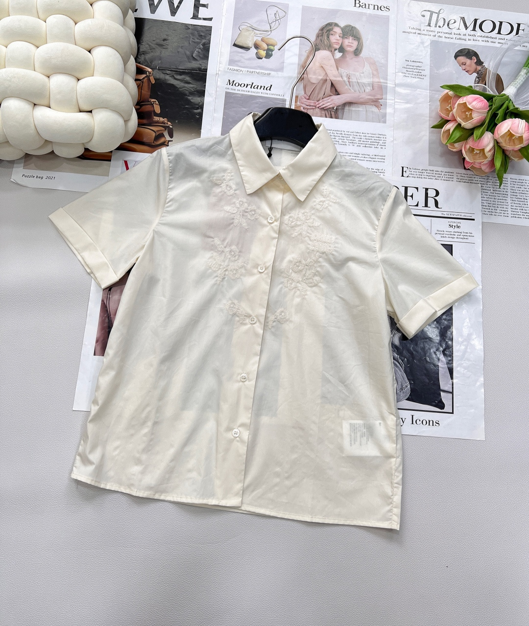 NO:425177,Miumiu25Ss spring and summer new lapel embroidered short short-sleeved shirt丨High-end production!  The colors are versatile and high-end, the customized version is inclusive, showing the sense of high-end and casualness, a visual feast, a versatile item that must be bought in all seasons, fabrics are made, and the goddess must be a magical tool!  The style is versatile and not picky. It stretches the line proportions and makes the upper body beautiful!  The quality of workmanship depends on the details, and the three standards are complete!  Large-scale size sml code, miumiu,shirts,T-shirt,alexander wang19860909Miumiu25Ss春夏新款翻领刺绣短款短袖衬衫丨高版出品！颜色百搭高级 定制版型包容性好 尽显高级随意感 视觉盛宴 四季必入的百搭单品 制面料,休闲范儿十足 女神必入神器！版型百搭不挑人 拉长线条比例 上身美的不要不要的！做工品质看细节,三标齐全！大货出 尺码sml 编码,,miumiu,shirts,T-shirt,alexander wang,Women's clothing