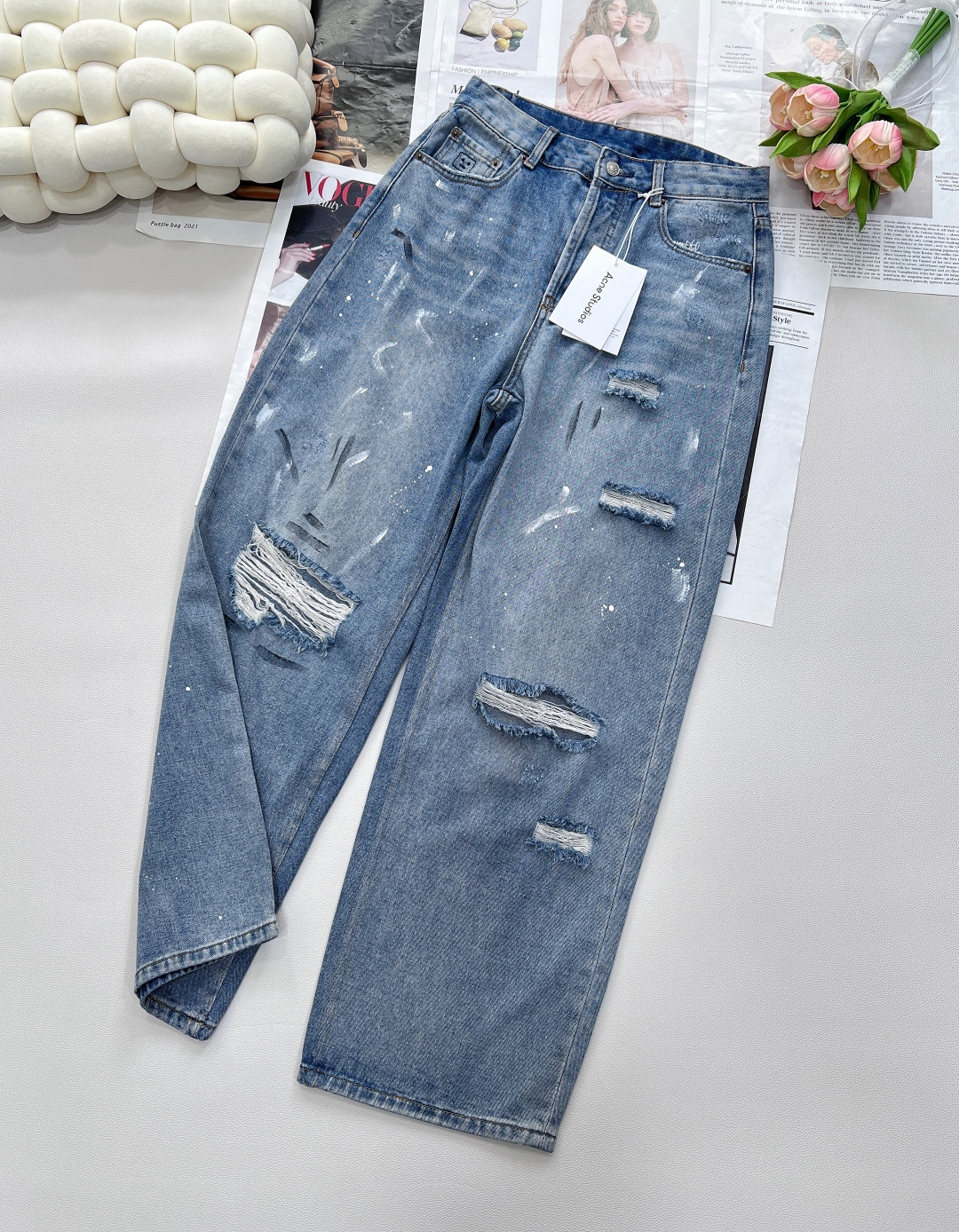 NO:425149,Acne Studios 2025 Summer new ultra-thin soft breathable fabric, hand-painted ripped ACNE jeans, cotton fabric, finished fabric is clear texture, retro style, light and soft feel, good comfort!  The upper body is drooping and stylish. Create personalized graffiti elements and ingeniously presents the rebellious fashion printing process!  Vivid and cute!  The matching attribute is very high, basically unlimited!  It can be easily held in a vest or t!  Freely match the three seasons of spring, summer and autumn!  Complete three standards, large-scale goods, size 26/27/28 code, acne studios,dior,jeans,alexander wang19860909Acne Studios 2025 夏季新品超薄柔软透气面料,手绘破洞ACNE牛仔裤,选用棉面料,成品面料纹路清晰,风格复古,手感手感轻滑柔软,舒适度佳！上身垂顺有型.打造个性涂鸦元素,匠心呈现叛逆时装印花工艺！生动可爱！搭配属性很高,基本是无限制！背心或是t,它都能轻松hold住！ 春夏秋三季随意搭配！三标齐全,大货出 尺码26/27/28 编码,,acne studios,dior,jeans,alexander wang,Women's clothing