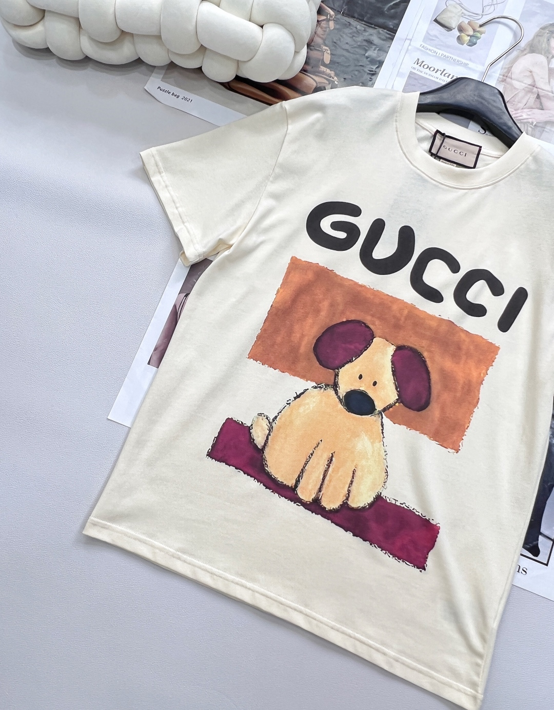 🆕 GUCCI 插画师系列卡通字母小狗印花短袖T恤玩味经典，释放个性以GUCCI标志性的双G字母为灵感，