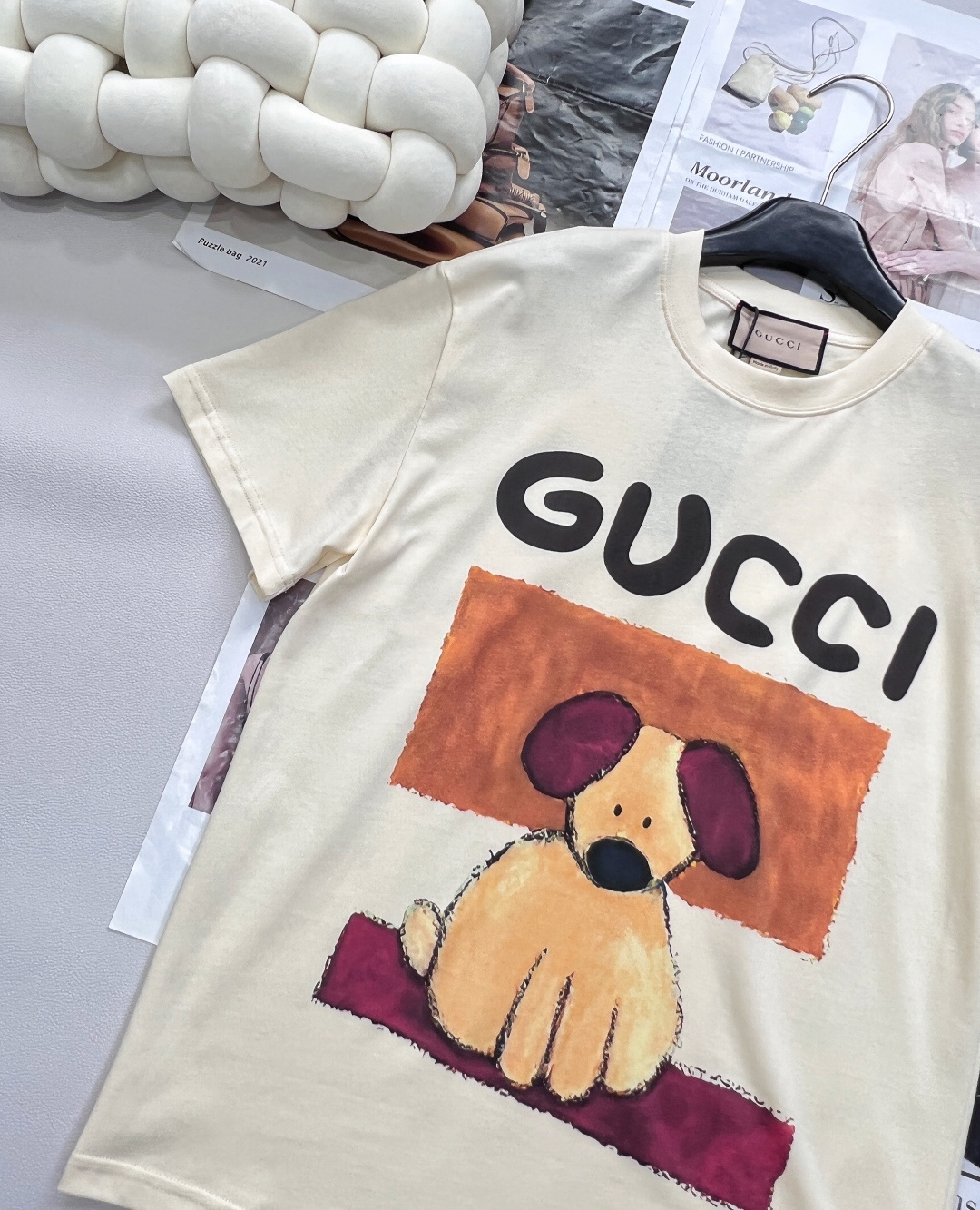 🆕 GUCCI 插画师系列卡通字母小狗印花短袖T恤玩味经典，释放个性以GUCCI标志性的双G字母为灵感，