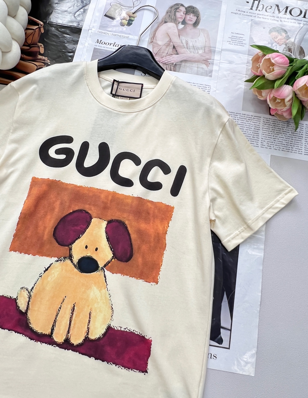 🆕 GUCCI 插画师系列卡通字母小狗印花短袖T恤玩味经典，释放个性以GUCCI标志性的双G字母为灵感，