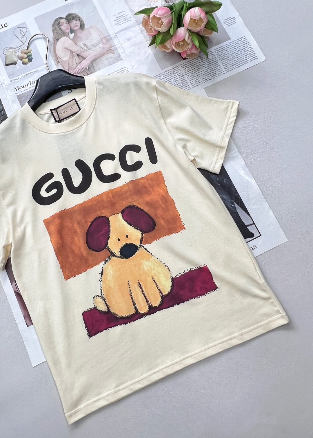 🆕 GUCCI 插画师系列卡通字母小狗印花短袖T恤玩味经典，释放个性以GUCCI标志性的双G字母为灵感，