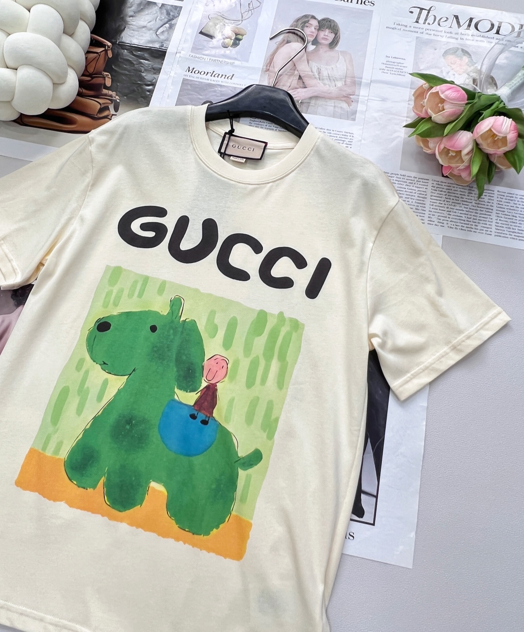 🆕 GUCCI 插画师系列卡通字母巨型狗狗和老人印花短袖T恤玩味经典，释放个性以GUCCI标志性的双G字