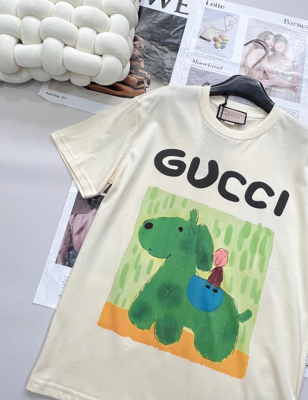 🆕 GUCCI 插画师系列卡通字母巨型狗狗和老人印花短袖T恤玩味经典，释放个性以GUCCI标志性的双G字