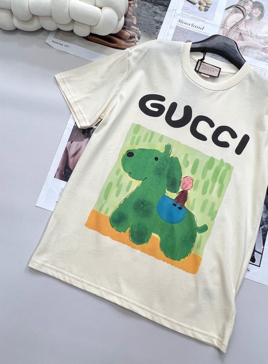 🆕 GUCCI 插画师系列卡通字母巨型狗狗和老人印花短袖T恤玩味经典，释放个性以GUCCI标志性的双G字