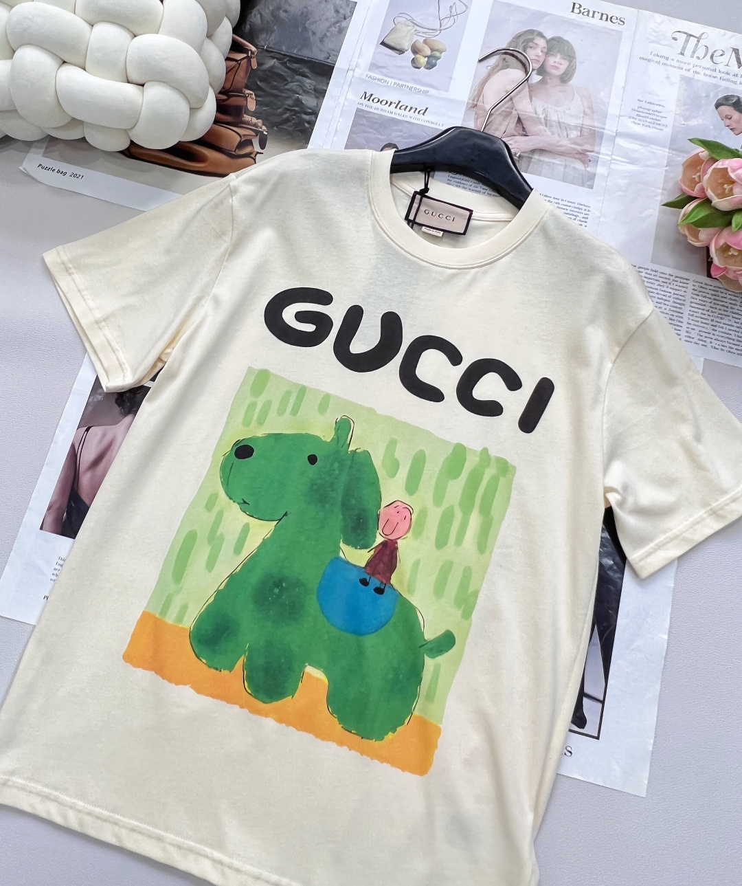 🆕 GUCCI 插画师系列卡通字母巨型狗狗和老人印花短袖T恤玩味经典，释放个性以GUCCI标志性的双G字