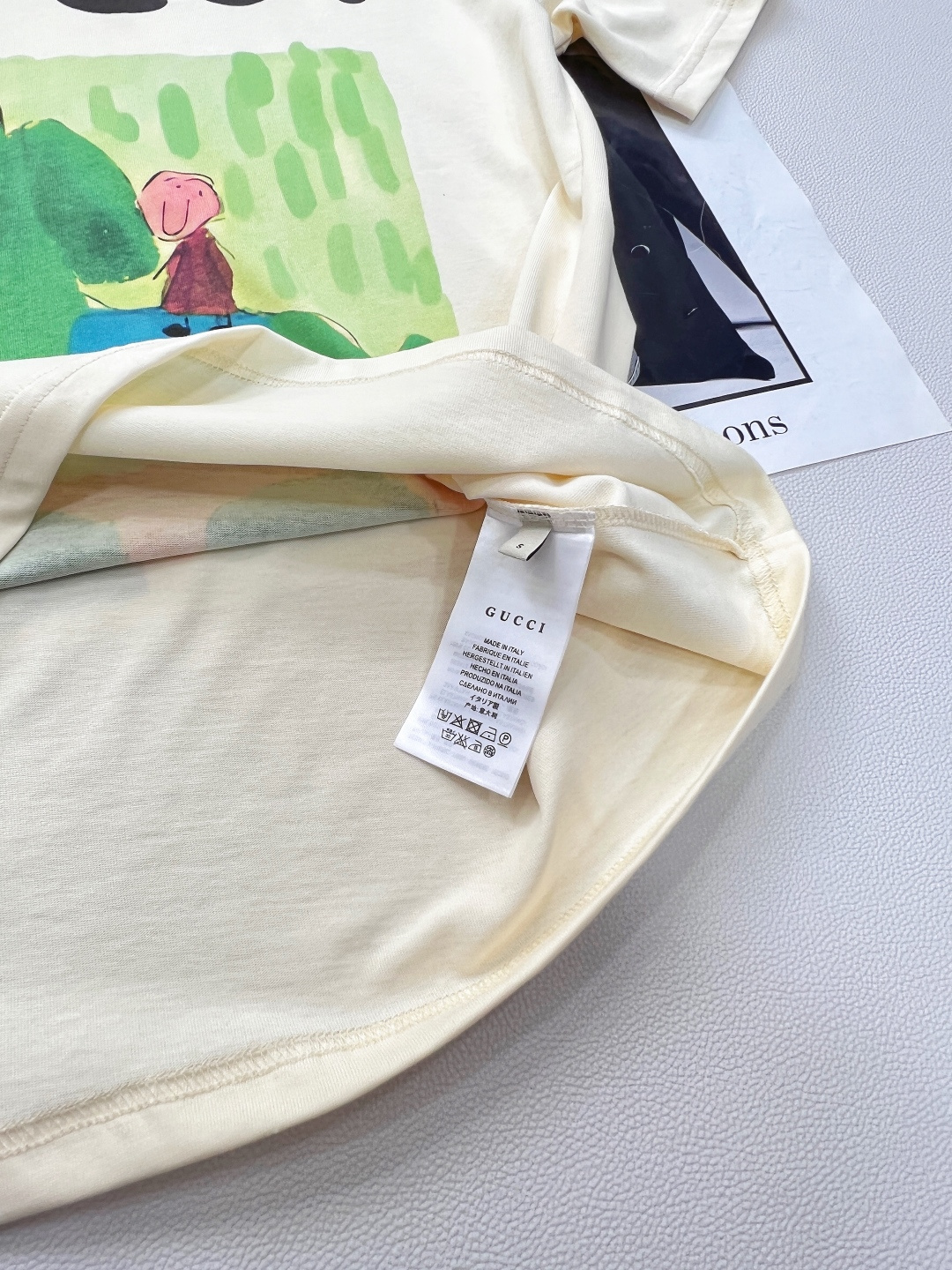 🆕 GUCCI 插画师系列卡通字母巨型狗狗和老人印花短袖T恤玩味经典，释放个性以GUCCI标志性的双G字