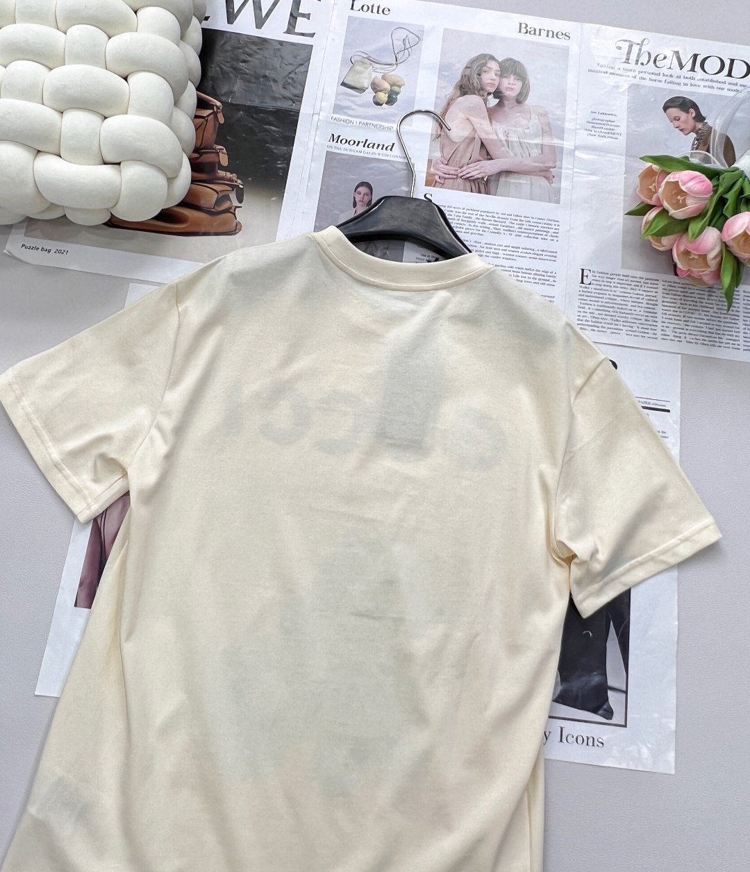 🆕 GUCCI 插画师系列卡通字母巨型狗狗和老人印花短袖T恤玩味经典，释放个性以GUCCI标志性的双G字