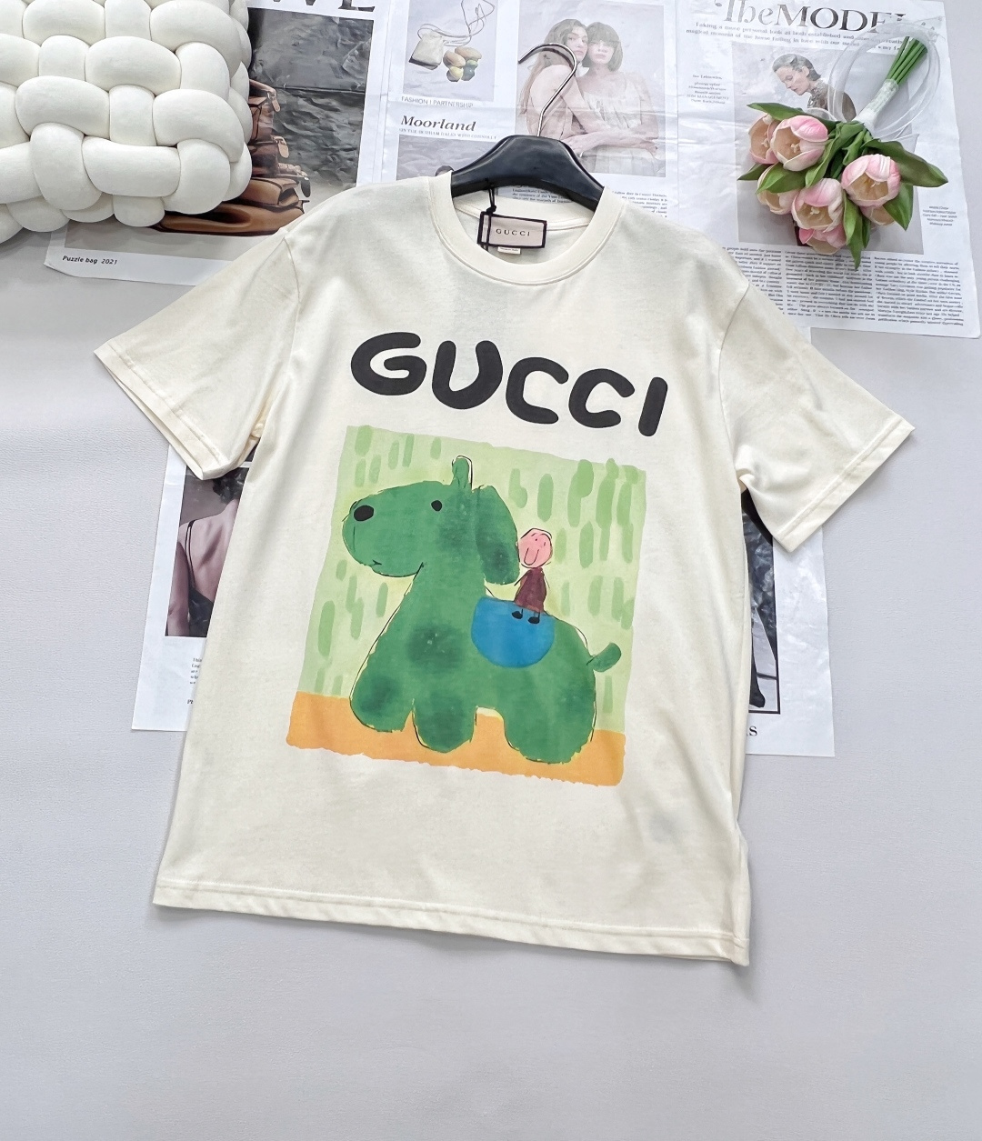 NO:425163,GUCCI illustrator series cartoon letter giant dog and elderly printed short-sleeved T-shirts. Play with classics and release personality. Inspired by GUCCI's iconic double G letters, it incorporates cute childlike patterns, perfectly combining classics and trends. Watercolor prints have cute and fashionable tone!  It has a full sense of design, clean and refreshing, full of youthful vitality, it is really hard not to love it!  The concave shape is perfectly beautiful. The classic small round neck design is simple and easy to wear, and it attracts a lot of attention when walking on the street!  It feels youthful and energetic, and the loose style is not picky about the figure at all!  It is inclusive and covers the flesh and makes you look thin!  Both appearance and comfort!  The rate of looking back on the street is 100%. The particularly energetic and sunny style pattern is full of childlike fun. Cute critical hit. The best item of the year. The upper body is super cute and beautiful. The same style as men and women. Size sml code, gucci, T-shirt,tees, t-shirt,alexander wang19860909GUCCI 插画师系列卡通字母巨型狗狗和老人印花短袖T恤 玩味经典,释放个性 以GUCCI标志性的双G字母为灵感,融入可爱童趣图案,将经典与潮流完美结合.  水彩印花可爱又时髦的调调！设计感十足,干净又清爽 满满的青春活力 真的狠难不爱啊！凹起造型来妥妥的好看 经典的小圆领设计简洁好穿,走在街上吸睛度满分！青春又活力的感觉,宽松版型完全不挑身材！包容性好遮肉显瘦！颜值与舒适兼具！穿出街回头率百分百. 特别活力又阳光的风格 图案充满了童趣 可爱暴击 年度最佳单品 上身超可爱超好看 男女同款 尺码sml 编码,,gucci,T-shirt,tees，t-shirt,alexander wang,Women's clothing
