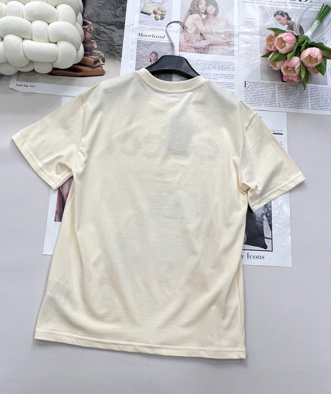 🆕 GUCCI 插画师系列卡通字母巨型狗狗和老人印花短袖T恤玩味经典，释放个性以GUCCI标志性的双G字