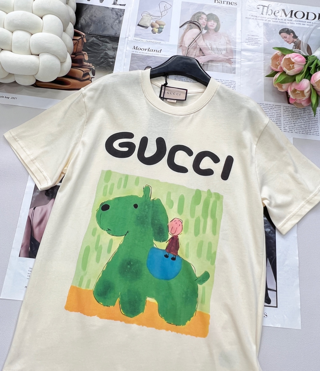 🆕 GUCCI 插画师系列卡通字母巨型狗狗和老人印花短袖T恤玩味经典，释放个性以GUCCI标志性的双G字