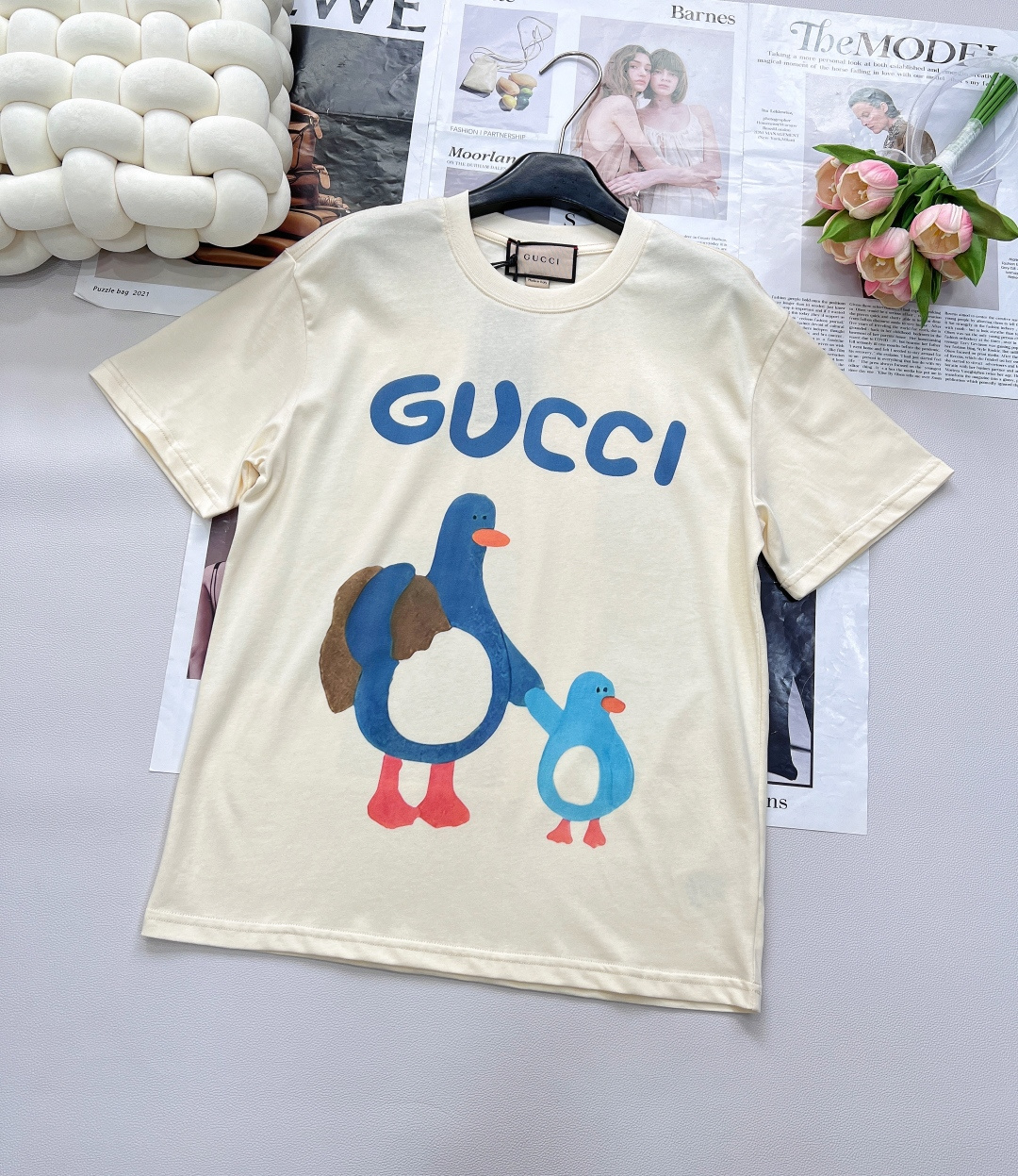 NO:425171,GUCCI illustrator series cartoon letter giant penguin printed short-sleeved T-shirts, playful and classic and release personality. Inspired by GUCCI's iconic double G letters, it incorporates cute and childlike patterns, perfectly combining classics and trends. Watercolor prints have cute and fashionable tone!  It has a full sense of design, clean and refreshing, full of youthful vitality, it is really hard not to love it!  The concave shape is perfectly beautiful. The classic small round neck design is simple and easy to wear, and it attracts a lot of attention when walking on the street!  It feels youthful and energetic, and the loose style is not picky about the figure at all!  It is inclusive and covers the flesh and makes you look thin!  Both appearance and comfort!  The rate of looking back on the street is 100%. The particularly energetic and sunny style pattern is full of childlike fun. Cute critical hit. The best item of the year. The upper body is super cute and beautiful. The same style as men and women. Size sml code, gucci, T-shirt,tees, t-shirt,alexander wang19860909GUCCI 插画师系列卡通字母巨型企鹅印花短袖T恤 玩味经典,释放个性 以GUCCI标志性的双G字母为灵感,融入可爱童趣图案,将经典与潮流完美结合.  水彩印花可爱又时髦的调调！设计感十足,干净又清爽 满满的青春活力 真的狠难不爱啊！凹起造型来妥妥的好看 经典的小圆领设计简洁好穿,走在街上吸睛度满分！青春又活力的感觉,宽松版型完全不挑身材！包容性好遮肉显瘦！颜值与舒适兼具！穿出街回头率百分百. 特别活力又阳光的风格 图案充满了童趣 可爱暴击 年度最佳单品 上身超可爱超好看 男女同款 尺码sml 编码,,gucci,T-shirt,tees，t-shirt,alexander wang,Women's clothing