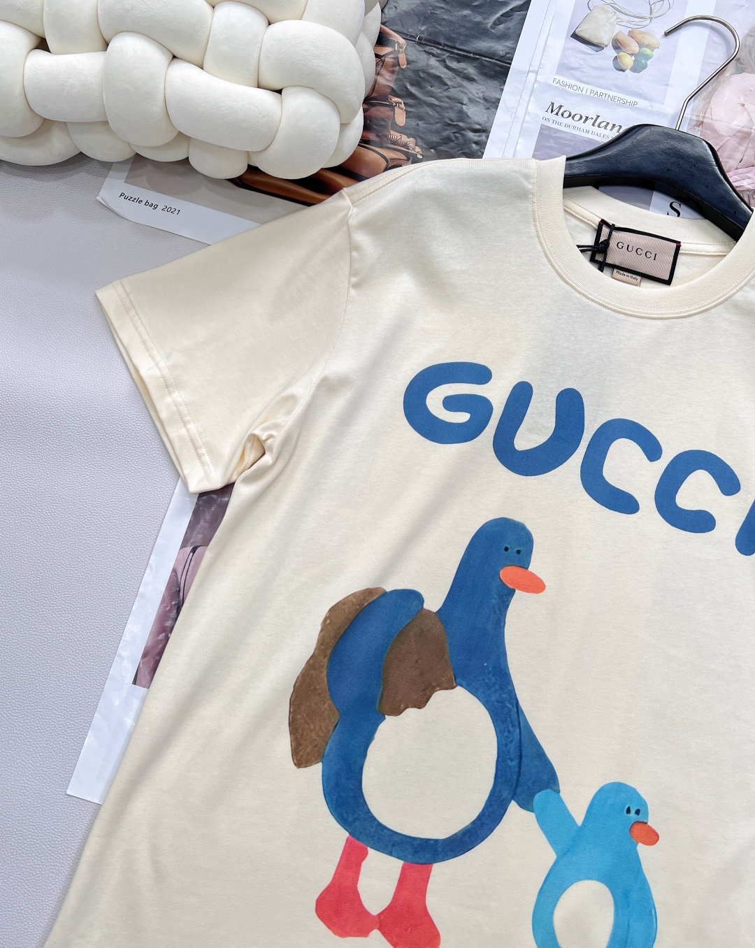 🆕 GUCCI 插画师系列卡通字母巨型企鹅印花短袖T恤玩味经典，释放个性以GUCCI标志性的双G字母为灵