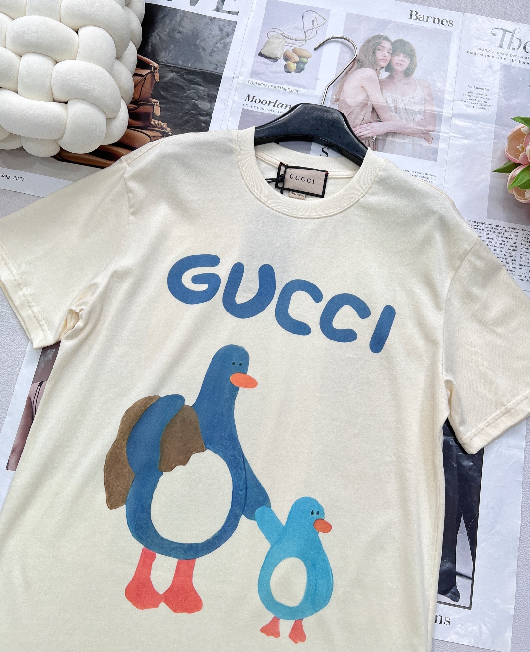 🆕 GUCCI 插画师系列卡通字母巨型企鹅印花短袖T恤玩味经典，释放个性以GUCCI标志性的双G字母为灵
