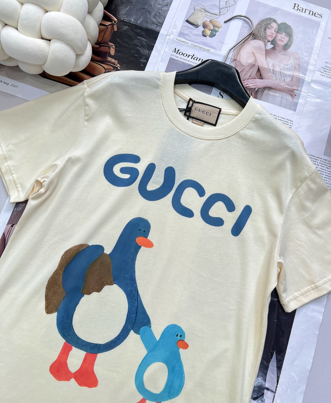 🆕 GUCCI 插画师系列卡通字母巨型企鹅印花短袖T恤玩味经典，释放个性以GUCCI标志性的双G字母为灵