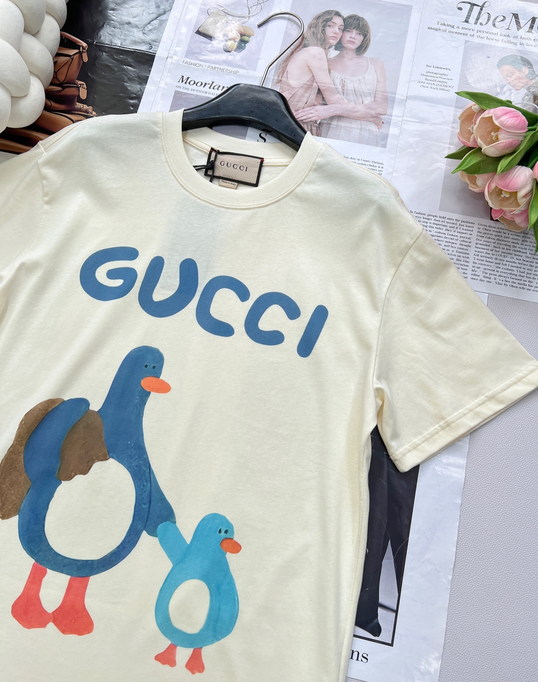 🆕 GUCCI 插画师系列卡通字母巨型企鹅印花短袖T恤玩味经典，释放个性以GUCCI标志性的双G字母为灵