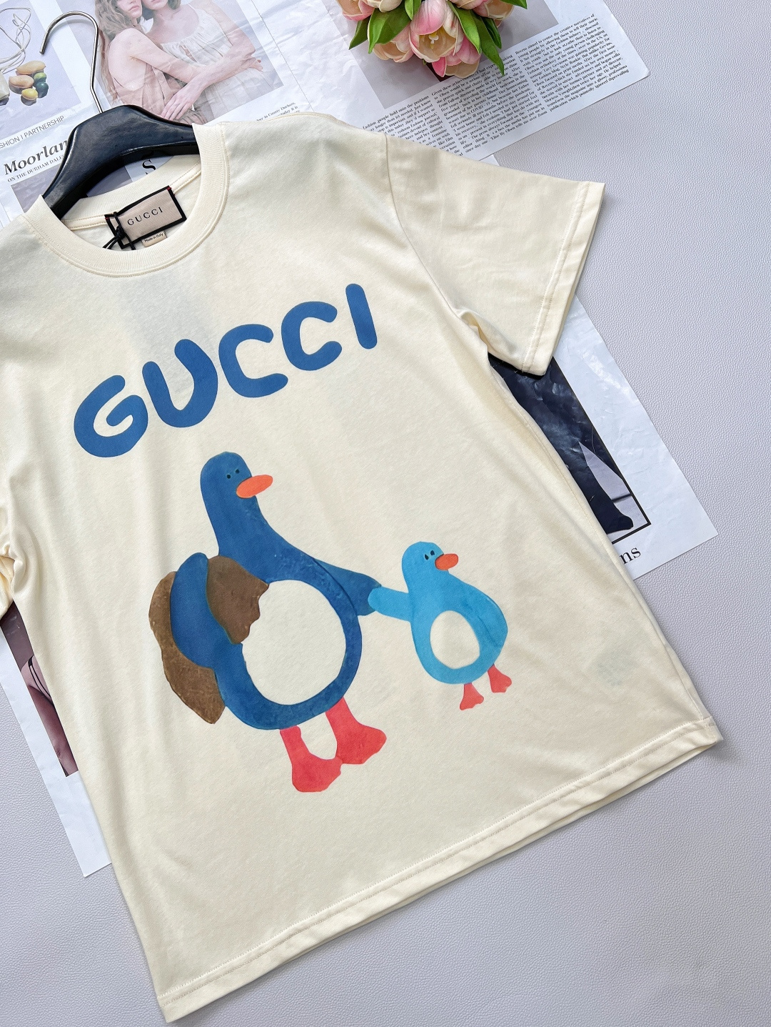 🆕 GUCCI 插画师系列卡通字母巨型企鹅印花短袖T恤玩味经典，释放个性以GUCCI标志性的双G字母为灵