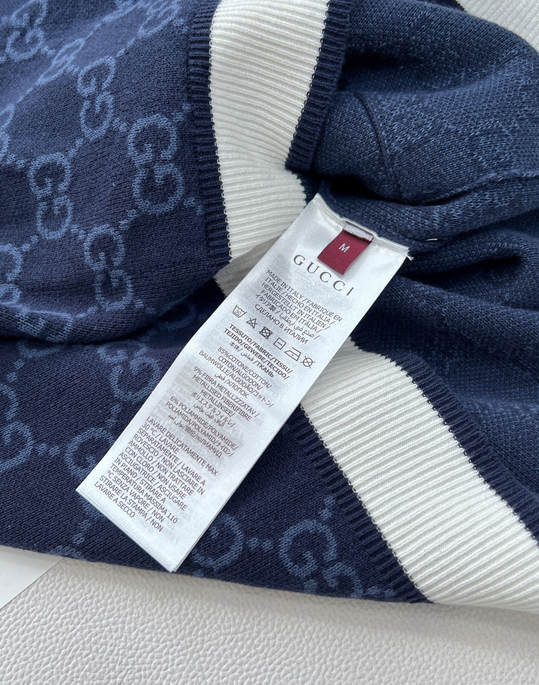 🆕 GUCCI 双G提花针织开衫，成衣系列的重要组成，针织服饰触感细腻且纹理丰富，助您无惧季节变迁，从容