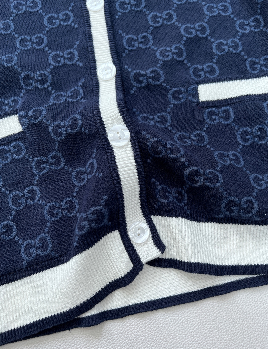 🆕 GUCCI 双G提花针织开衫，成衣系列的重要组成，针织服饰触感细腻且纹理丰富，助您无惧季节变迁，从容