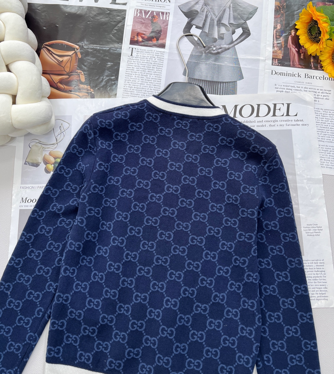 🆕 GUCCI 双G提花针织开衫，成衣系列的重要组成，针织服饰触感细腻且纹理丰富，助您无惧季节变迁，从容