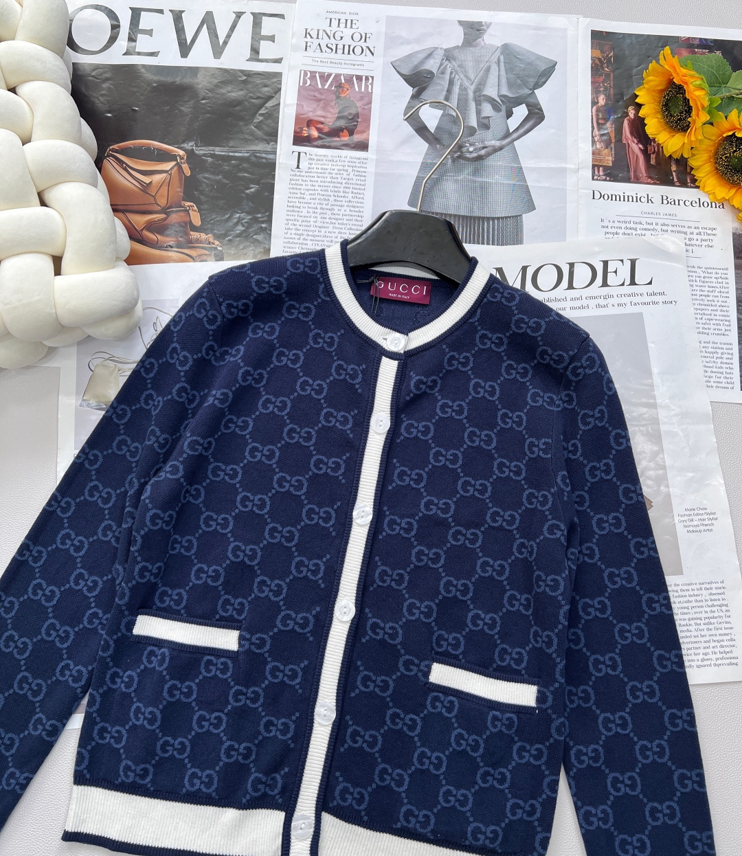 🆕 GUCCI 双G提花针织开衫，成衣系列的重要组成，针织服饰触感细腻且纹理丰富，助您无惧季节变迁，从容