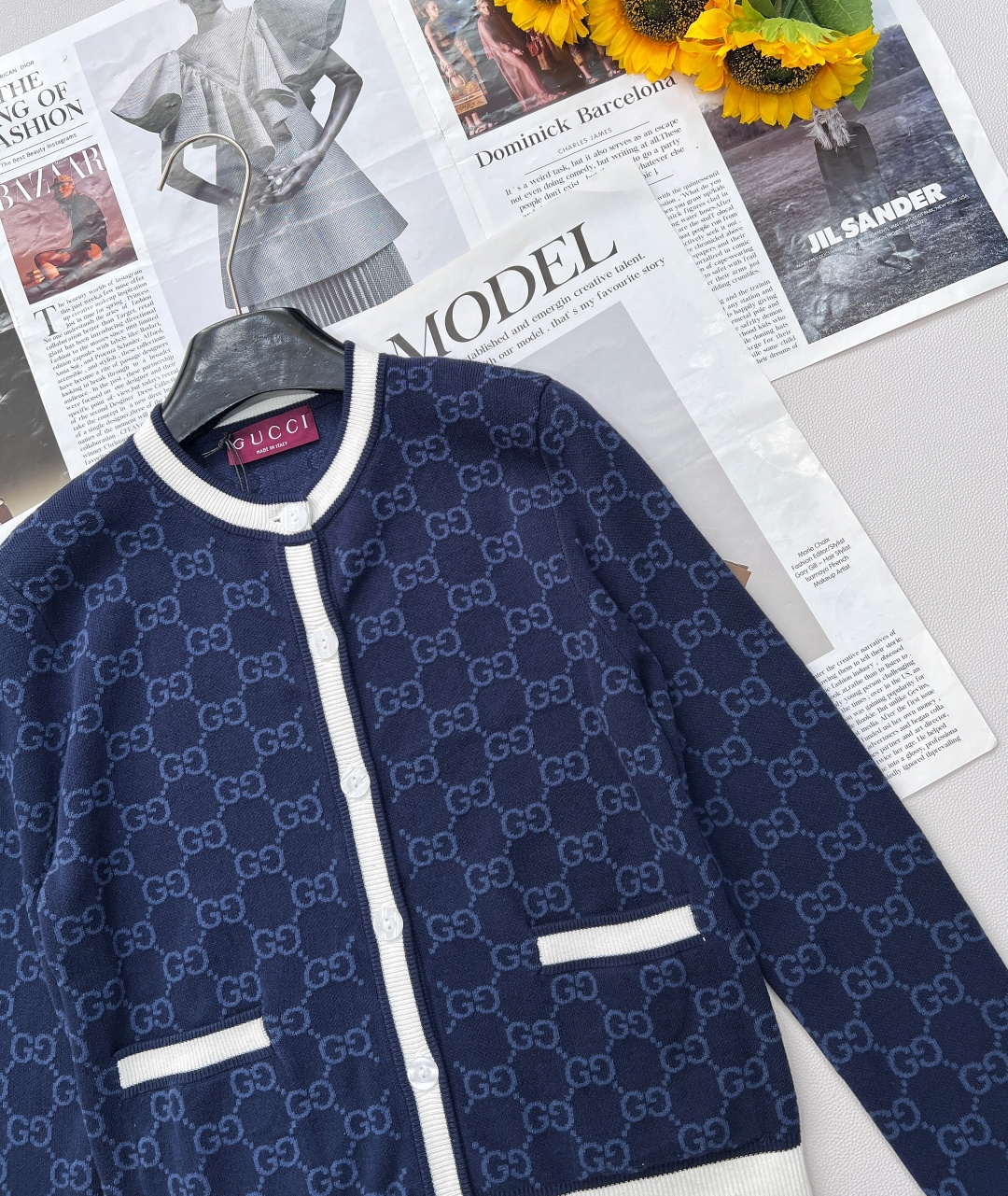 🆕 GUCCI 双G提花针织开衫，成衣系列的重要组成，针织服饰触感细腻且纹理丰富，助您无惧季节变迁，从容