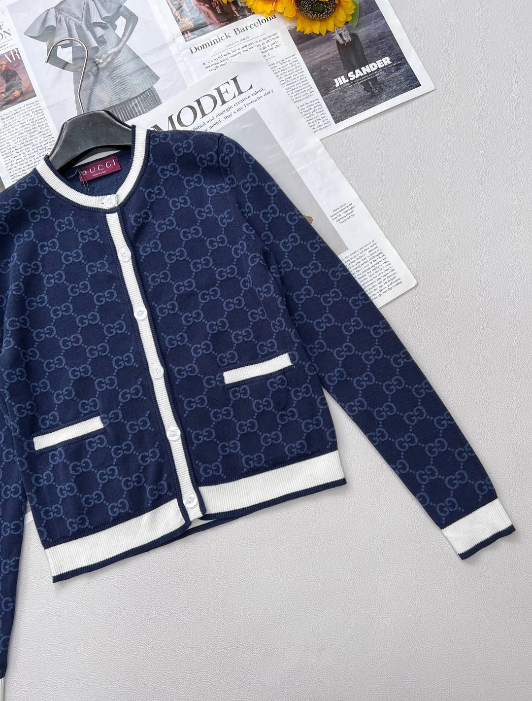 🆕 GUCCI 双G提花针织开衫，成衣系列的重要组成，针织服饰触感细腻且纹理丰富，助您无惧季节变迁，从容