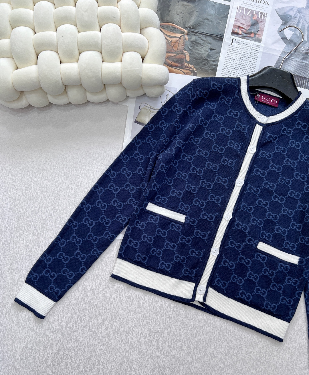 🆕 GUCCI 双G提花针织开衫，成衣系列的重要组成，针织服饰触感细腻且纹理丰富，助您无惧季节变迁，从容