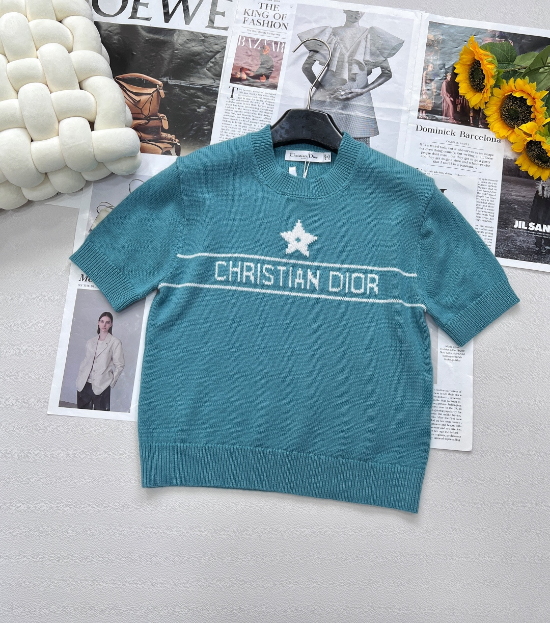 NO:687190,Dior2025 new star knitted short-sleeve, custom YB cashmere yarn weaving, high-end texture, comfortable and soft, round neck short-sleeved top tailoring, dense knitting and fine texture to highlight the brand texture, collar and cuffs threaded edges echoing the hem, five-pointed star bar stripe letter decoration on the chest, highlighting the brand tone, regular tailoring, hiding the flesh and tenderness, spring and summer daily wear to reduce age and youth, customized fabric accessories, complete three standards and two colors, size sml  coding,,dior,T-shirt,19860909Dior2025新款星星针织短袖,定制YB羊绒纱线织造 质感高级 舒适柔软 圆领短袖上衣剪裁 密实针织细腻凸显品牌质感 领口袖口螺纹包边与衣摆相呼应 胸前五角星横杠条纹字母装饰 彰显品牌调性 常规剪裁 藏肉显嫩 春夏日常穿搭减龄 青春 定制面辅料,三标齐全两色出 尺码sml 编码,,dior,T-shirt,,Women's clothing