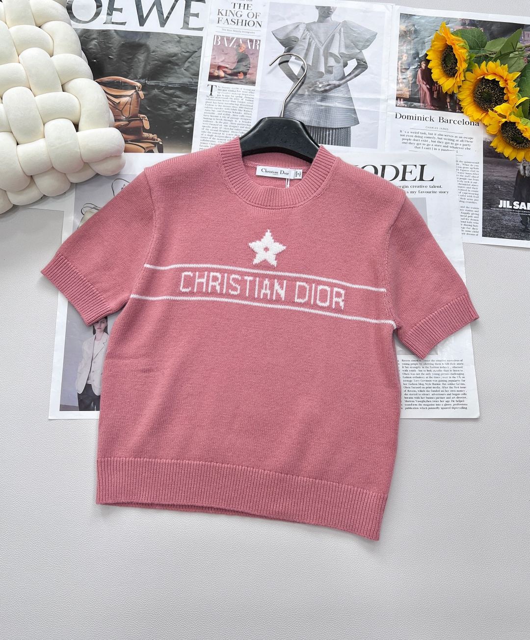 NO:687193,Dior2025 new star knitted short-sleeve, custom YB cashmere yarn weaving, high-end texture, comfortable and soft, round neck short-sleeved top tailoring, dense knitting and fine texture to highlight the brand texture, collar and cuffs threaded edges echoing the hem, five-pointed star bar stripe letter decoration on the chest, highlighting the brand tone, regular tailoring, hiding the flesh and tenderness, spring and summer daily wear to reduce age and youth, customized fabric accessories, complete three standards and two colors, size sml  coding,,dior,T-shirt,19860909Dior2025新款星星针织短袖,定制YB羊绒纱线织造 质感高级 舒适柔软 圆领短袖上衣剪裁 密实针织细腻凸显品牌质感 领口袖口螺纹包边与衣摆相呼应 胸前五角星横杠条纹字母装饰 彰显品牌调性 常规剪裁 藏肉显嫩 春夏日常穿搭减龄 青春 定制面辅料,三标齐全两色出 尺码sml 编码,,dior,T-shirt,,Women's clothing