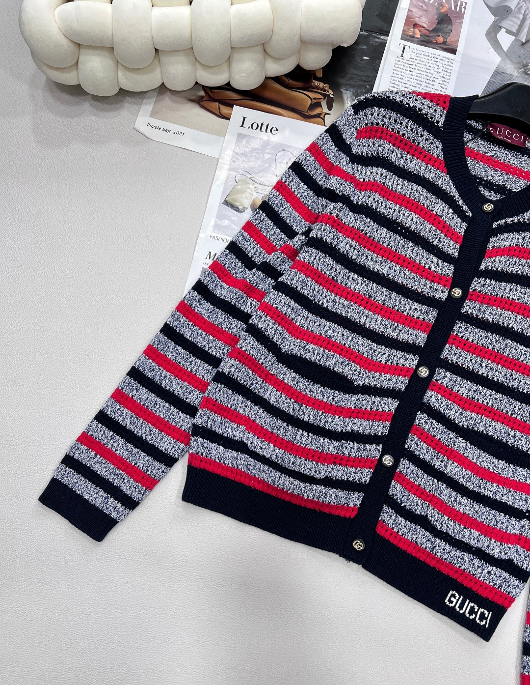 🆕𝐆𝐔𝐂𝐂𝐈25SS撞色条纹镂空针织开衫 ，经典与时髦的双向奔赴 古驰经典基因注入这件针织开衫✨撞色条纹