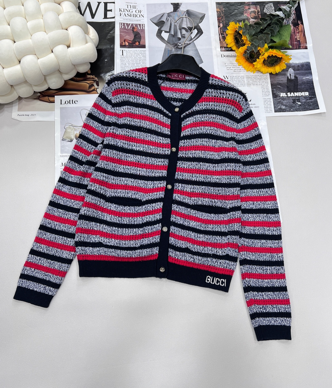 NO:418274,25SS contrasting striped hollow knitted cardigan, classic and fashionable two-way rushing. Gucci classic gene injected this knitted cardigan. Contrast stripes break the monotony, red and gray-black intertwined, and the retro atmosphere is full. Round collar + hollow weaving method hides a lazy and relaxing feeling, suitable for many occasions. Customized double G buckles are the finishing touch. Metallic luster and brand recognition are combined, and the opening and closing are exquisite. The letters on the hem are jacquard and secretly 'expose identity' and are low-key and ostentatious. Wear Gucci style fashionable on your body. Easy to grasp the high-end outfit, whoever wears them understands this nobleness and uniqueness~ The three standards are complete, and the large-scale products are available. Size sml code, gucci, alexander wang1986090925SS撞色条纹镂空针织开衫 ,经典与时髦的双向奔赴 古驰经典基因注入这件针织开衫 撞色条纹打破单调,红与灰黑交织,复古氛围拉满 圆领+镂空织法,藏着慵懒松弛感,适配多场合 定制双G扣是点睛之笔 金属光泽与品牌辨识度兼具,开合间尽显精致 下摆字母提花暗戳戳“露身份” 低调又张扬,把古驰式时髦穿在身上 轻松拿捏高阶穿搭,谁穿谁懂这份贵气与独特~三标齐全,大货出 尺码sml 编码,,gucci,alexander wang,Women's clothing