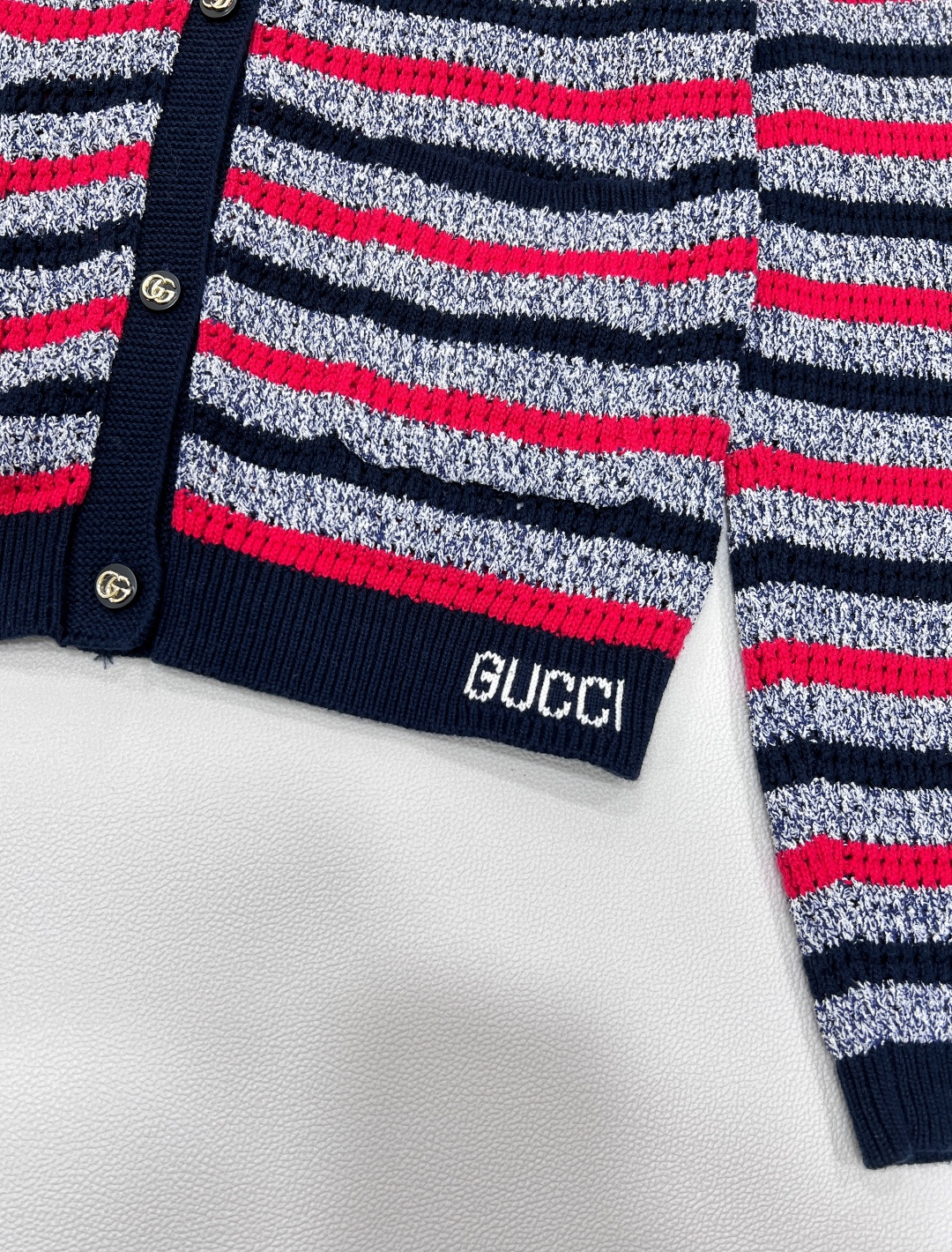 🆕𝐆𝐔𝐂𝐂𝐈25SS撞色条纹镂空针织开衫 ，经典与时髦的双向奔赴 古驰经典基因注入这件针织开衫✨撞色条纹