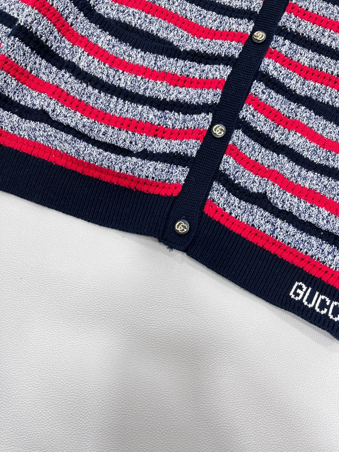 🆕𝐆𝐔𝐂𝐂𝐈25SS撞色条纹镂空针织开衫 ，经典与时髦的双向奔赴 古驰经典基因注入这件针织开衫✨撞色条纹