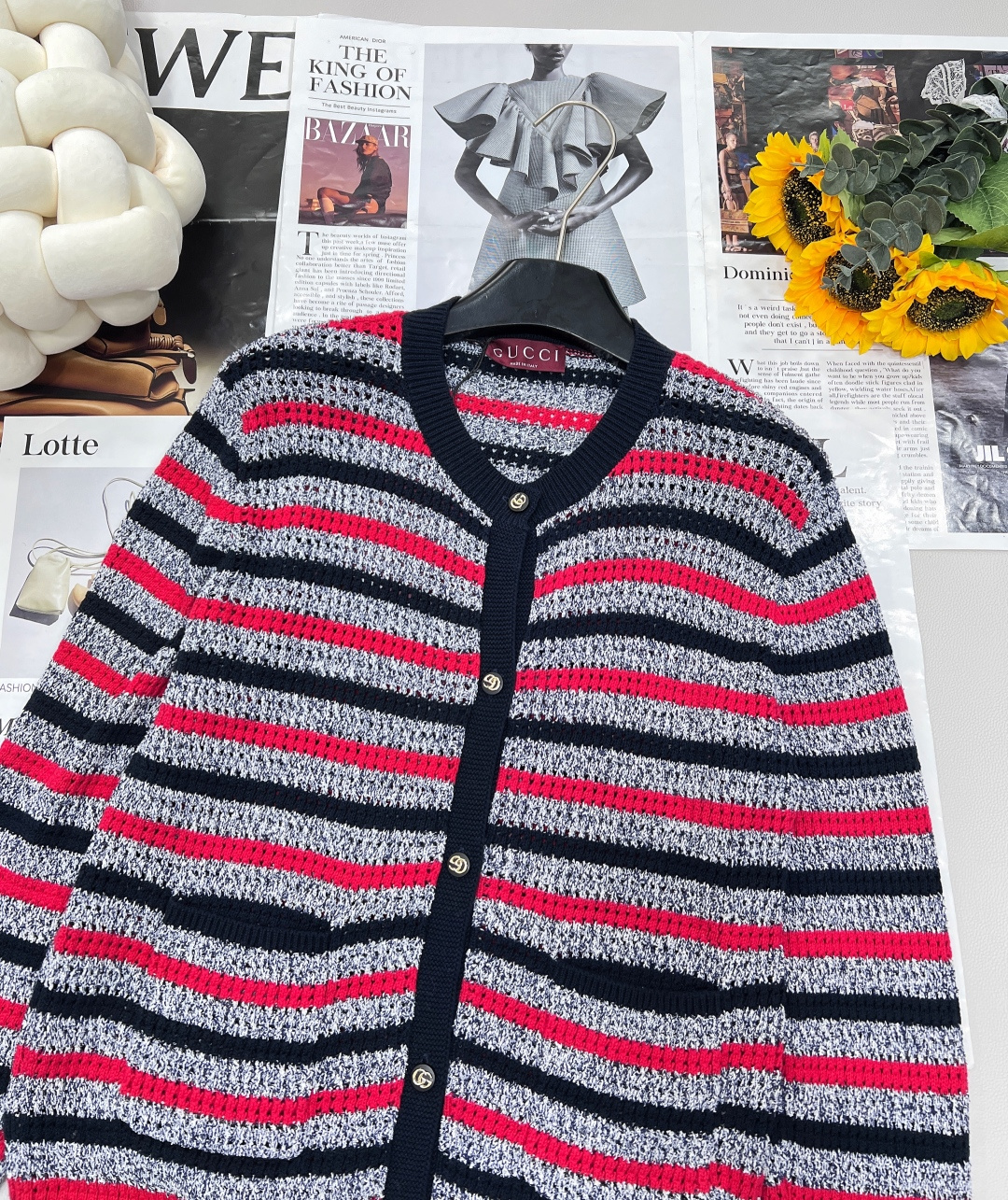 🆕𝐆𝐔𝐂𝐂𝐈25SS撞色条纹镂空针织开衫 ，经典与时髦的双向奔赴 古驰经典基因注入这件针织开衫✨撞色条纹
