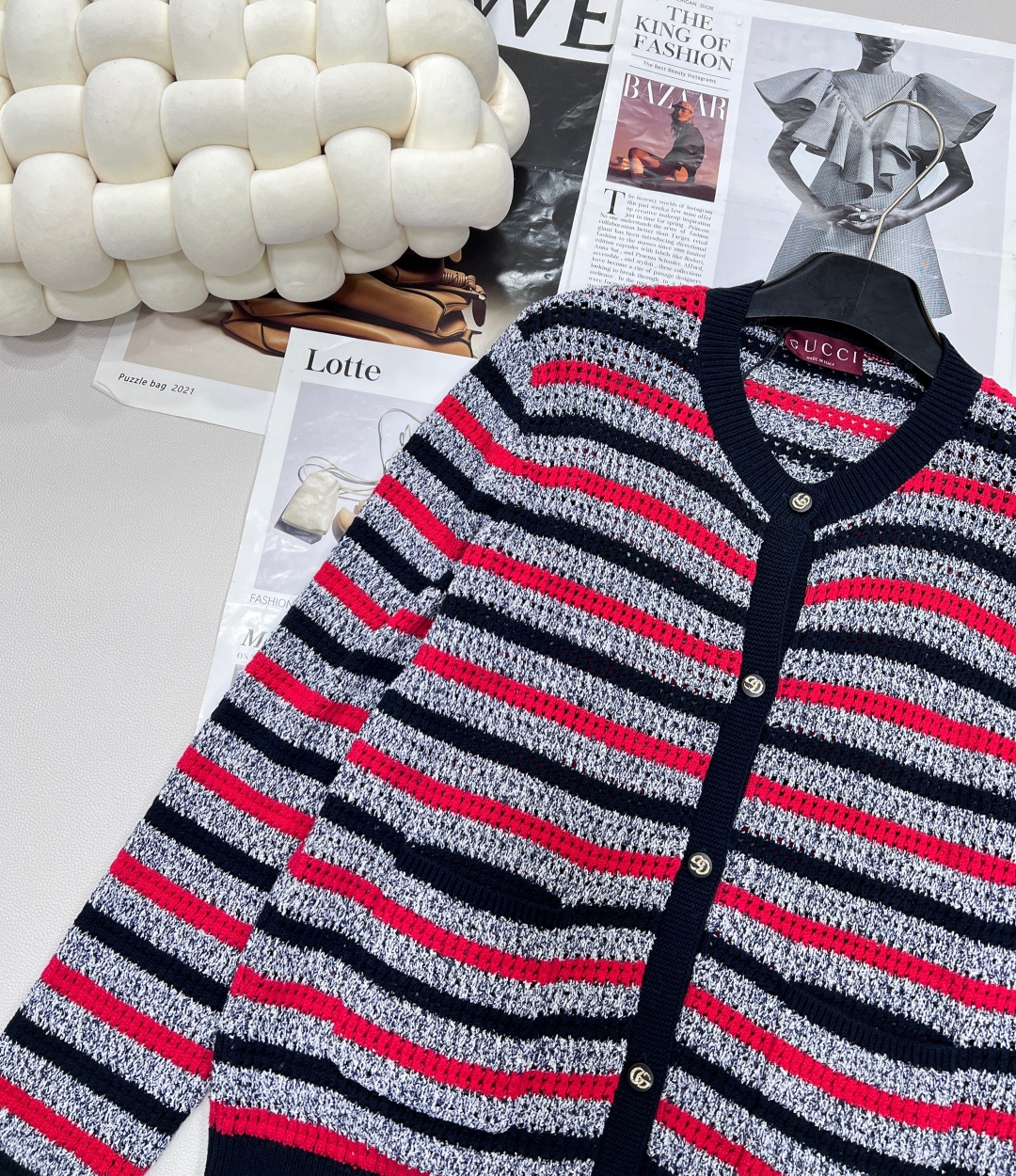 🆕𝐆𝐔𝐂𝐂𝐈25SS撞色条纹镂空针织开衫 ，经典与时髦的双向奔赴 古驰经典基因注入这件针织开衫✨撞色条纹