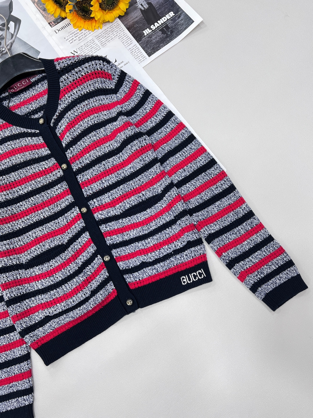 🆕𝐆𝐔𝐂𝐂𝐈25SS撞色条纹镂空针织开衫 ，经典与时髦的双向奔赴 古驰经典基因注入这件针织开衫✨撞色条纹